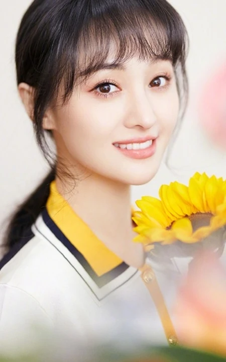 郑爽纯美写真图片，女生郑爽代言度假系列休闲服装美图