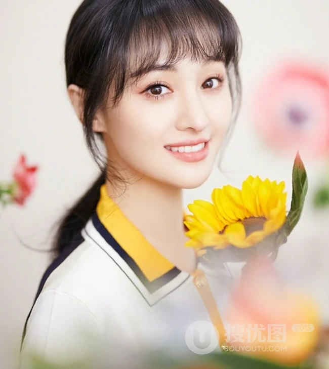 郑爽纯美写真图片，女生郑爽代言度假系列休闲服装美图