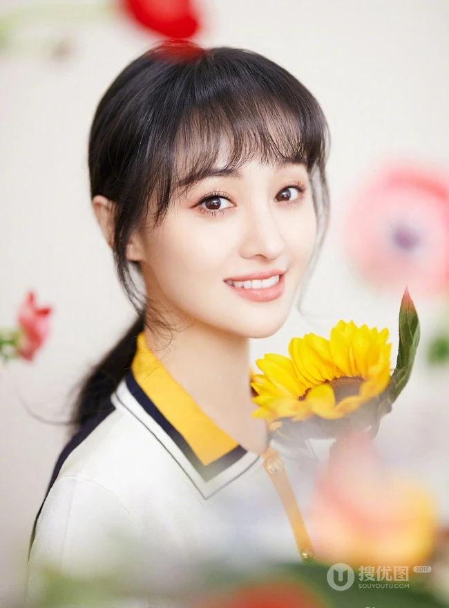 郑爽纯美写真图片，女生郑爽代言度假系列休闲服装美图
