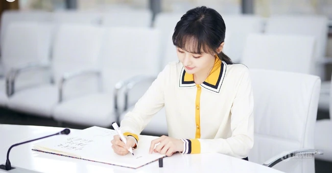 郑爽纯美写真图片，女生郑爽代言度假系列休闲服装美图
