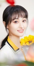 郑爽纯美写真图片，女生郑爽代言度假系列休闲服装美图