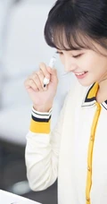 郑爽纯美写真图片，女生郑爽代言度假系列休闲服装美图