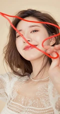 赵露思甜美俏皮写真，女生赵露思蕾丝白裙清新甜美写真图片