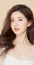赵露思甜美俏皮写真，女生赵露思蕾丝白裙清新甜美写真图片