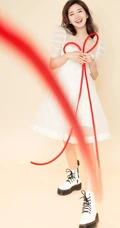 赵露思甜美俏皮写真，女生赵露思蕾丝白裙清新甜美写真图片