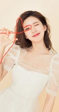 赵露思甜美俏皮写真，女生赵露思蕾丝白裙清新甜美写真图片
