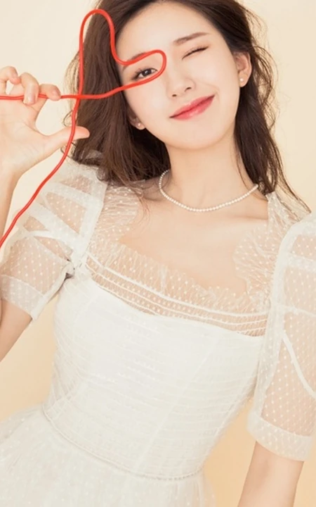 赵露思甜美俏皮写真，女生赵露思蕾丝白裙清新甜美写真图片