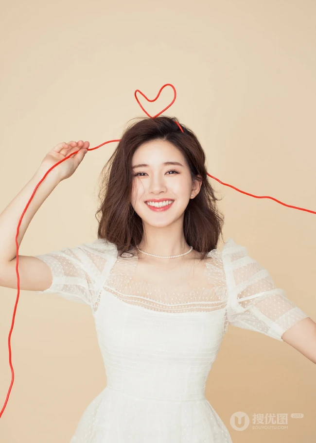 赵露思甜美俏皮写真，女生赵露思蕾丝白裙清新甜美写真图片