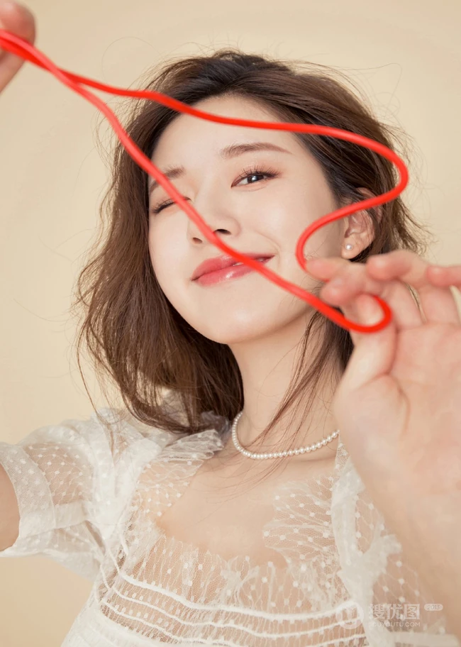 赵露思甜美俏皮写真，女生赵露思蕾丝白裙清新甜美写真图片