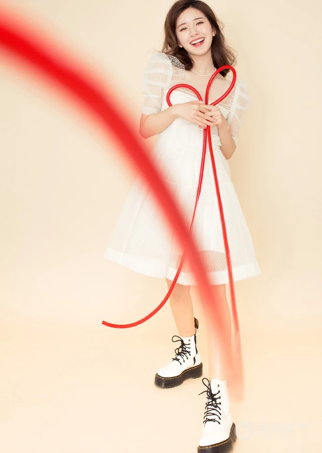 赵露思甜美俏皮写真，女生赵露思蕾丝白裙清新甜美写真图片