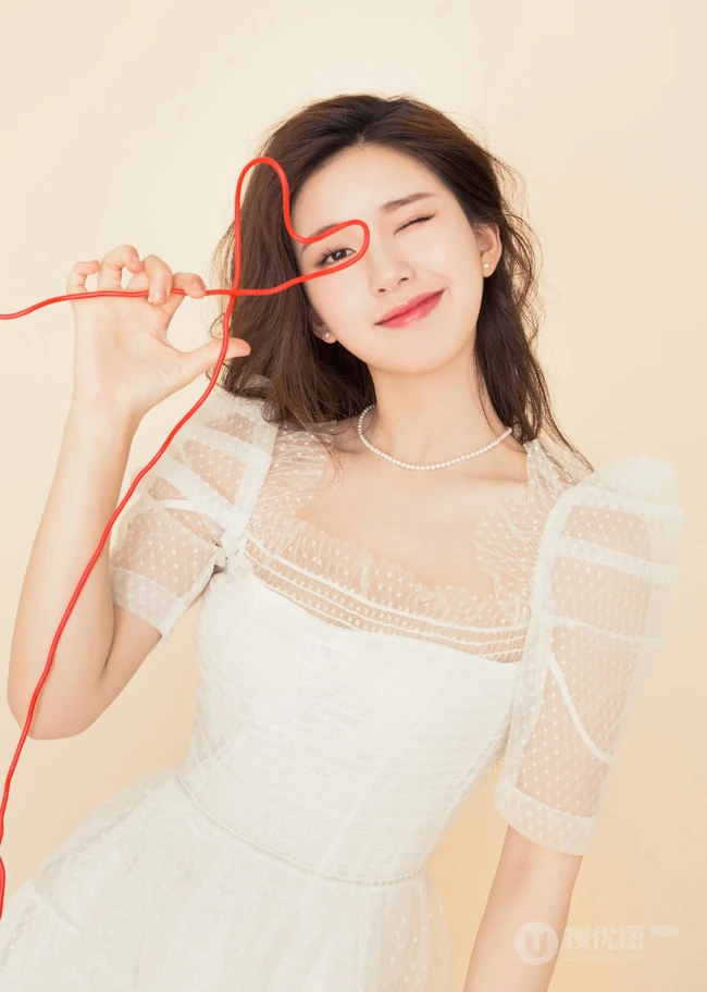赵露思甜美俏皮写真，女生赵露思蕾丝白裙清新甜美写真图片