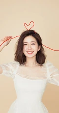 赵露思甜美俏皮写真，女生赵露思蕾丝白裙清新甜美写真图片