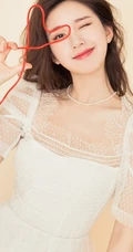 赵露思甜美俏皮写真，女生赵露思蕾丝白裙清新甜美写真图片