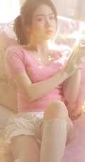 丰韵型马尾辫女生佳人粉毛衣，白短裤白袜室内写真吸睛图片