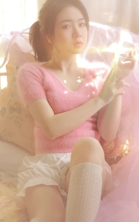 丰韵型马尾辫女生佳人粉毛衣，白短裤白袜室内写真吸睛图片