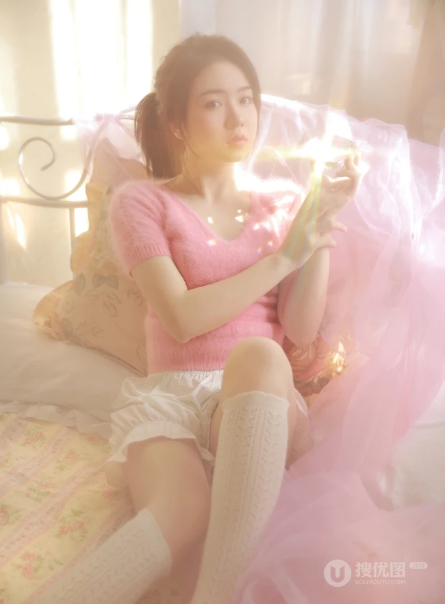丰韵型马尾辫女生佳人粉毛衣，白短裤白袜室内写真吸睛图片