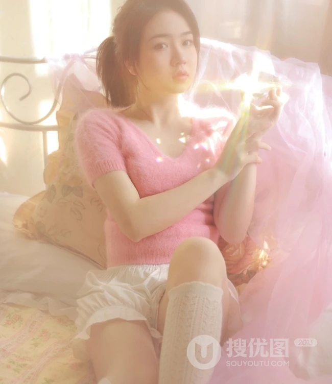 丰韵型马尾辫女生佳人粉毛衣，白短裤白袜室内写真吸睛图片