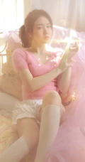 丰韵型马尾辫女生佳人粉毛衣，白短裤白袜室内写真吸睛图片