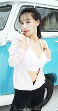尤物美女怀旧客车美女手机背景图片，性感翘臀颜值爆表