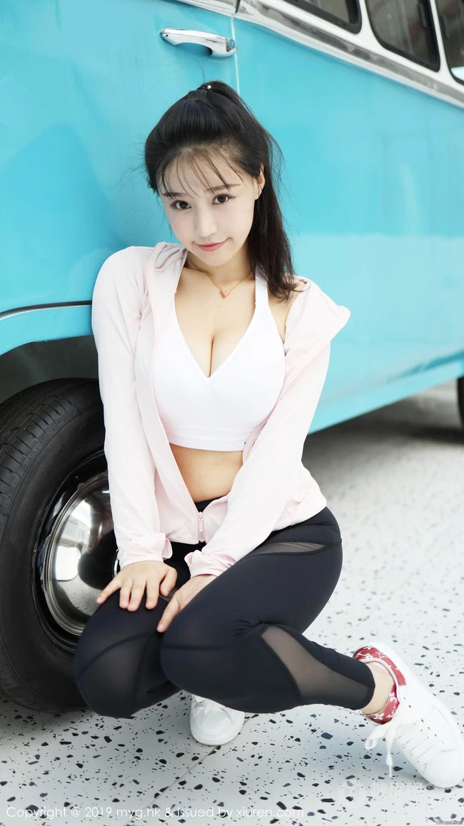 尤物美女怀旧客车美女手机背景图片，性感翘臀颜值爆表