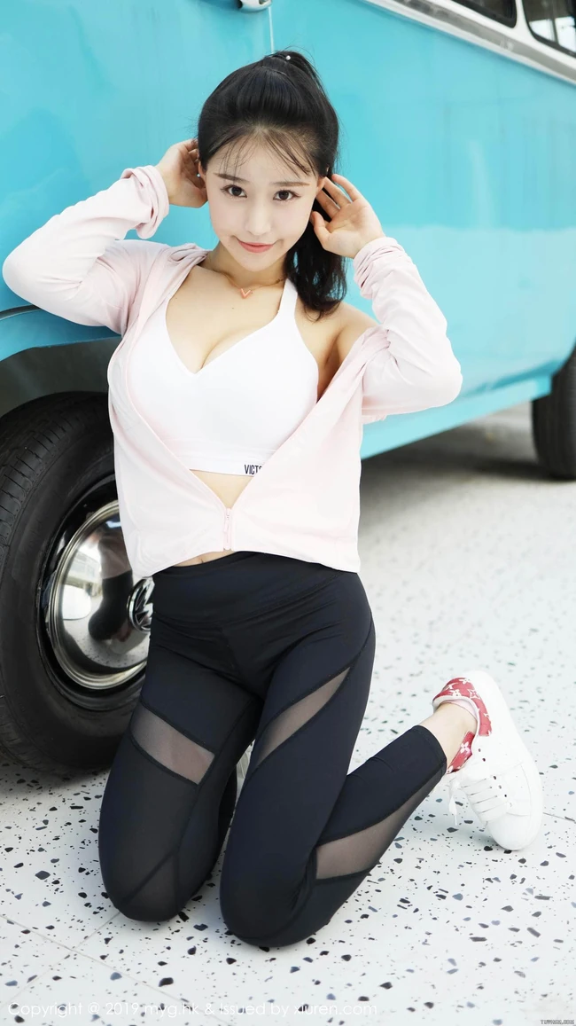 尤物美女怀旧客车美女手机背景图片，性感翘臀颜值爆表