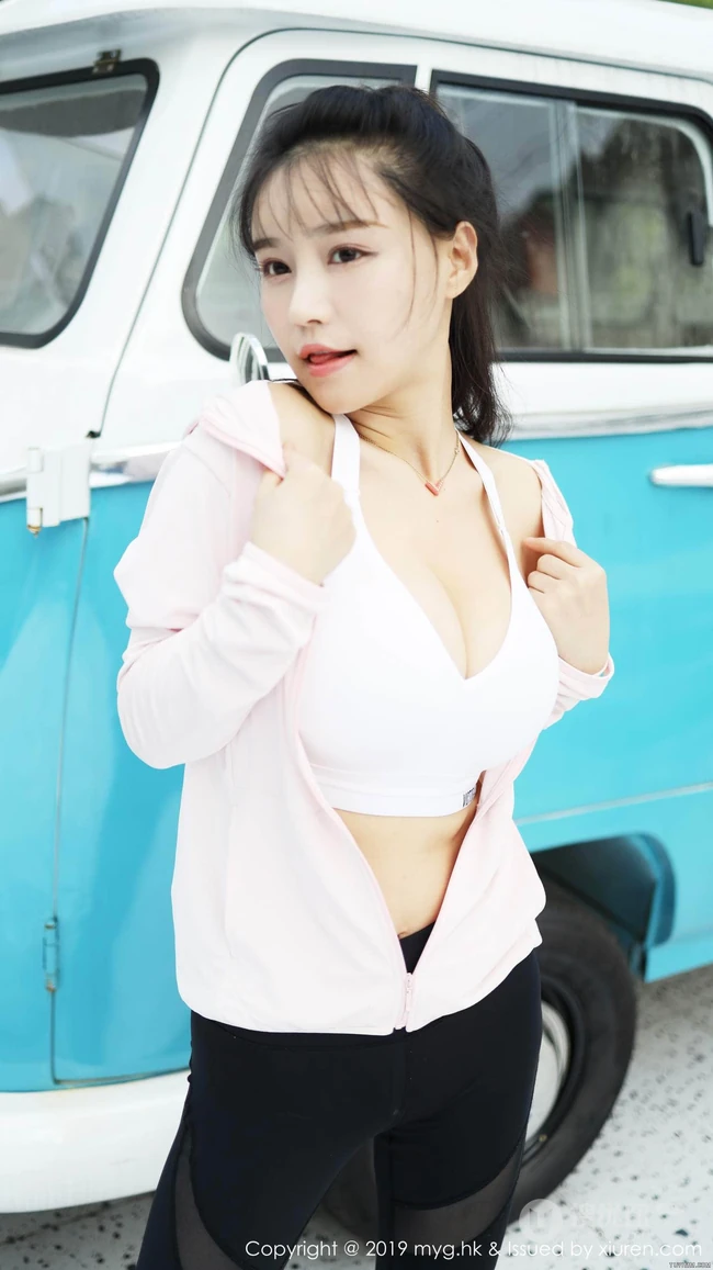 尤物美女怀旧客车美女手机背景图片，性感翘臀颜值爆表