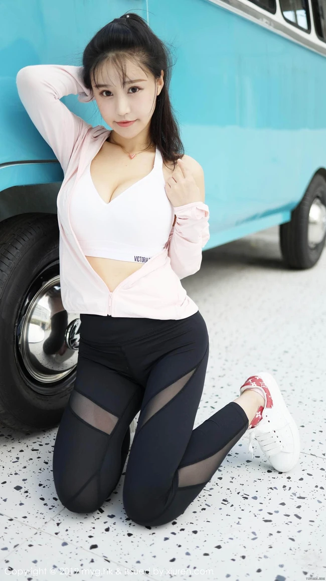 尤物美女怀旧客车美女手机背景图片，性感翘臀颜值爆表
