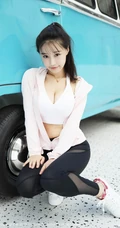 尤物美女怀旧客车美女手机背景图片，性感翘臀颜值爆表