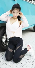 尤物美女怀旧客车美女手机背景图片，性感翘臀颜值爆表