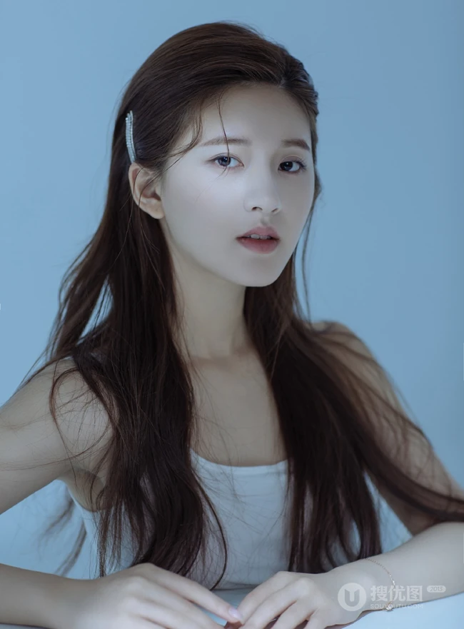 长发女生赵露思高清近距离动人写真，皮肤白皙，双眼皮动人
