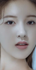 长发女生赵露思高清近距离动人写真，皮肤白皙，双眼皮动人