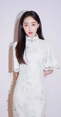 蒋梦婕白衣旗袍装魅力写真图片，气质温婉动人，身材凹凸有致