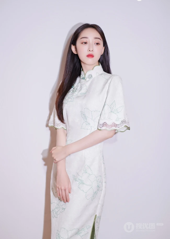 蒋梦婕白衣旗袍装魅力写真图片，气质温婉动人，身材凹凸有致
