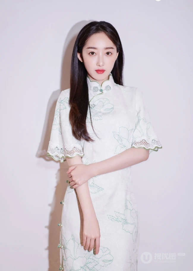 蒋梦婕白衣旗袍装魅力写真图片，气质温婉动人，身材凹凸有致