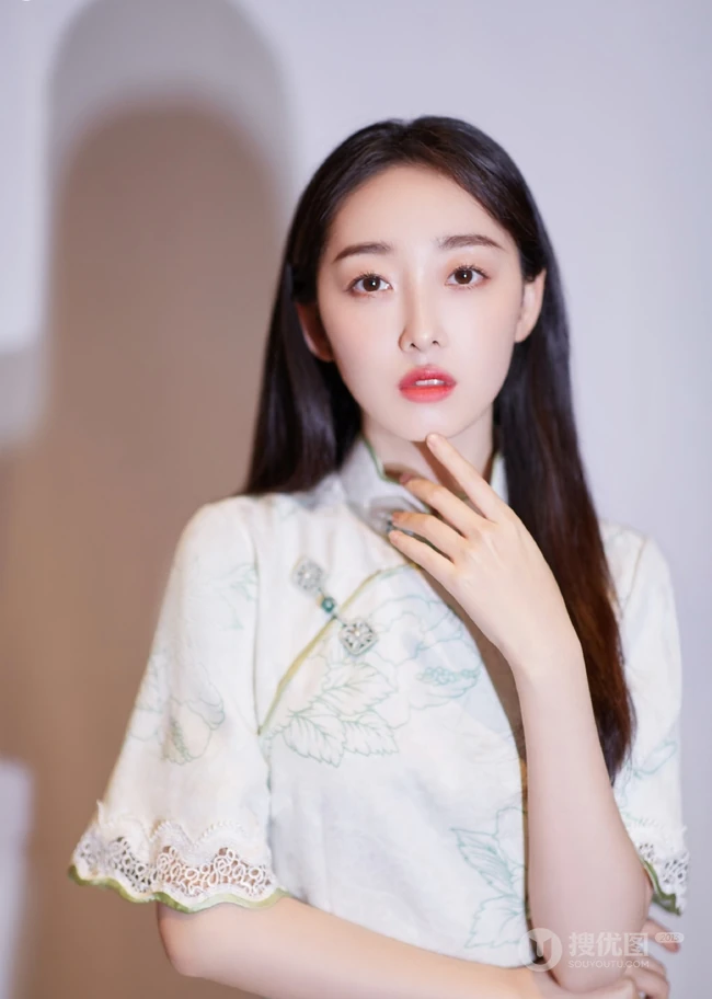 蒋梦婕白衣旗袍装魅力写真图片，气质温婉动人，身材凹凸有致