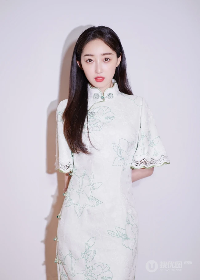 蒋梦婕白衣旗袍装魅力写真图片，气质温婉动人，身材凹凸有致