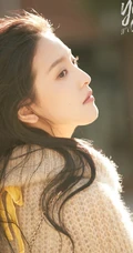 阳光明媚，女明星章若楠户外写真，高冷毛衣着身，笑容灿烂