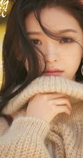 阳光明媚，女明星章若楠户外写真，高冷毛衣着身，笑容灿烂