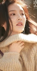 阳光明媚，女明星章若楠户外写真，高冷毛衣着身，笑容灿烂