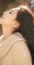 阳光明媚，女明星章若楠户外写真，高冷毛衣着身，笑容灿烂