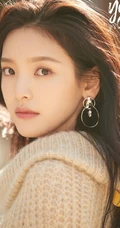 阳光明媚，女明星章若楠户外写真，高冷毛衣着身，笑容灿烂