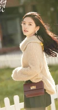 阳光明媚，女明星章若楠户外写真，高冷毛衣着身，笑容灿烂