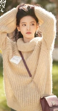 阳光明媚，女明星章若楠户外写真，高冷毛衣着身，笑容灿烂