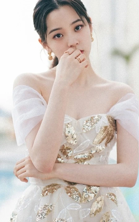 欧阳娜娜气质低领礼裙轻纱连衣裙街拍写真图片