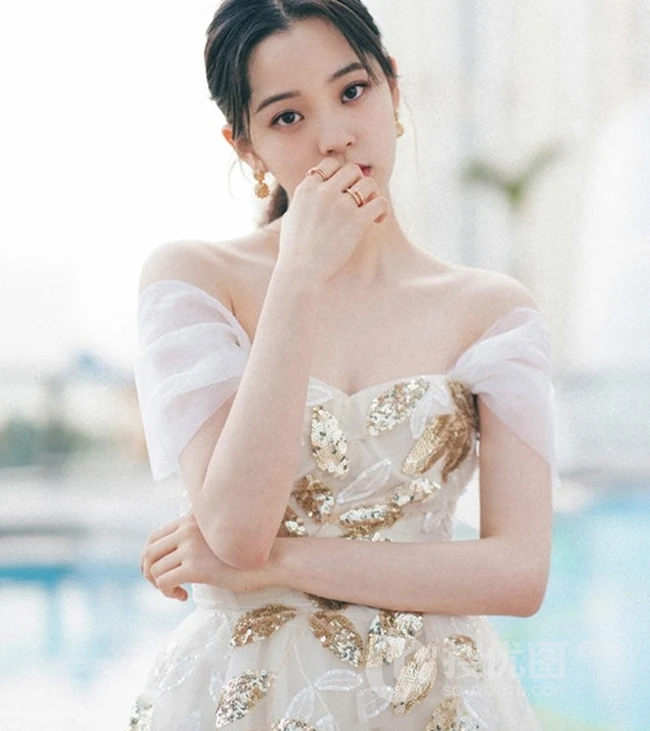 欧阳娜娜气质低领礼裙轻纱连衣裙街拍写真图片