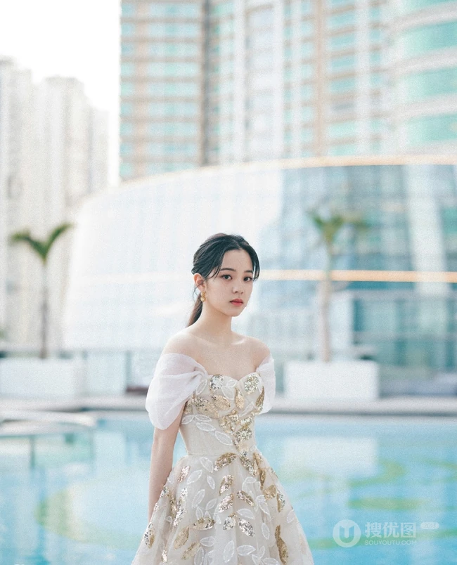 欧阳娜娜气质低领礼裙轻纱连衣裙街拍写真图片