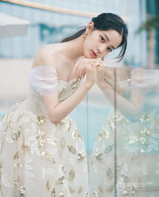 欧阳娜娜气质低领礼裙轻纱连衣裙街拍写真图片