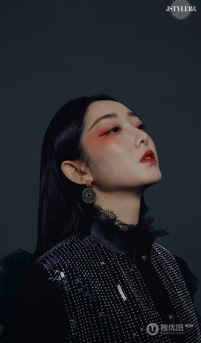蒋梦婕另类美妆登《精美JSTYL》杂志，与戏剧融为一体的风格写真大片