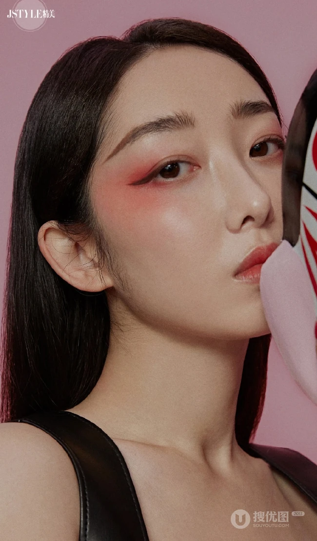 蒋梦婕另类美妆登《精美JSTYL》杂志，与戏剧融为一体的风格写真大片
