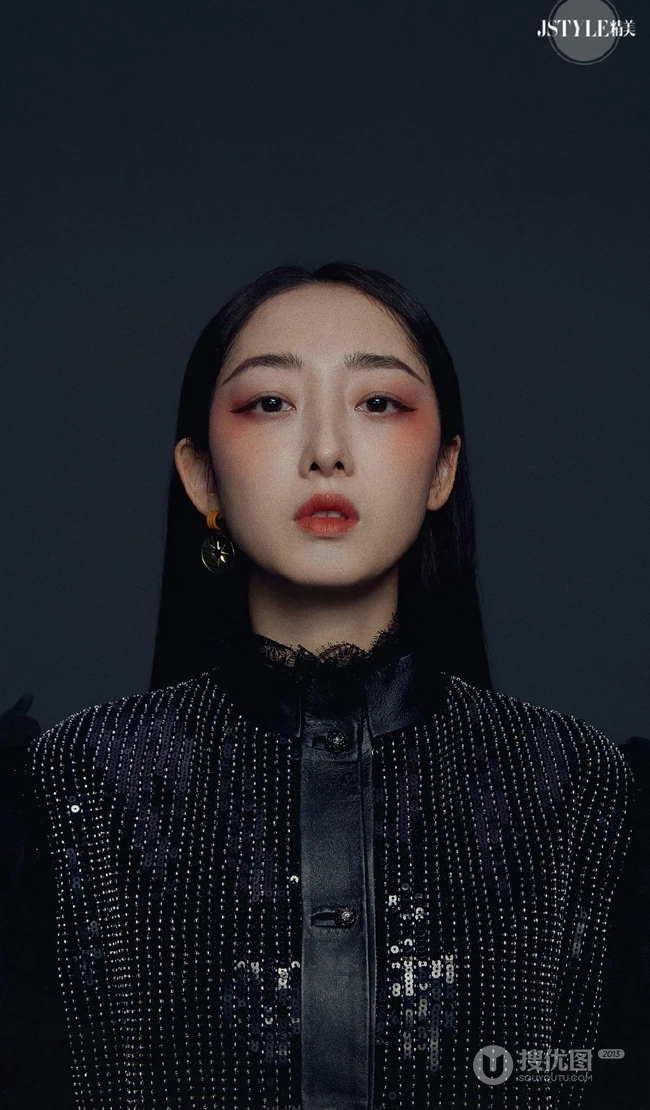 蒋梦婕另类美妆登《精美JSTYL》杂志，与戏剧融为一体的风格写真大片